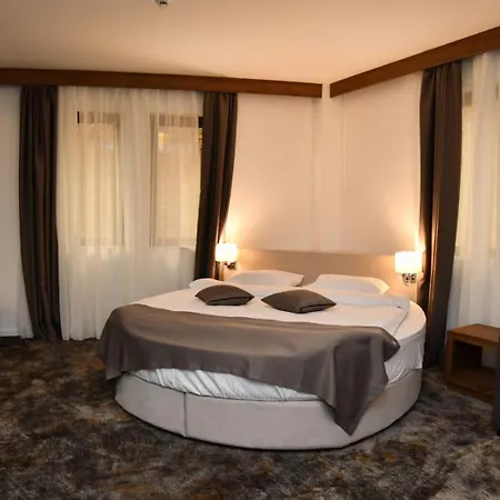 Emrovic Raj Hotel 4*