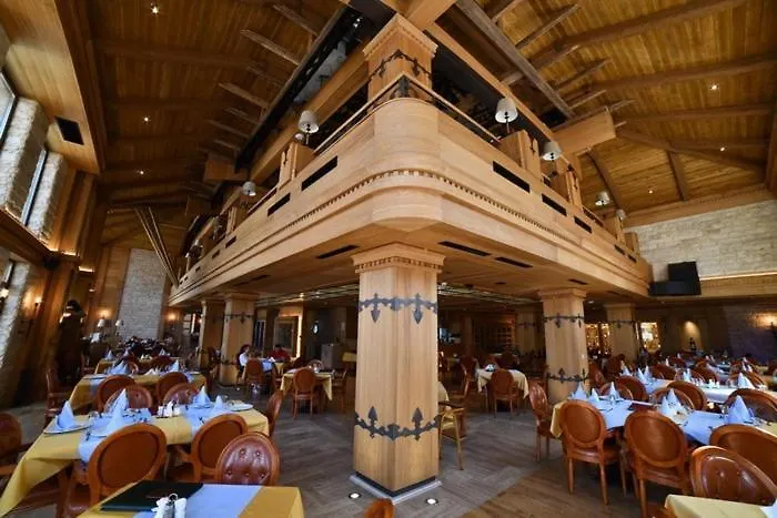 Emrovic Raj Hotel 4*