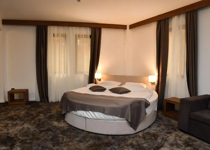 Emrovic Raj Hotel 4*