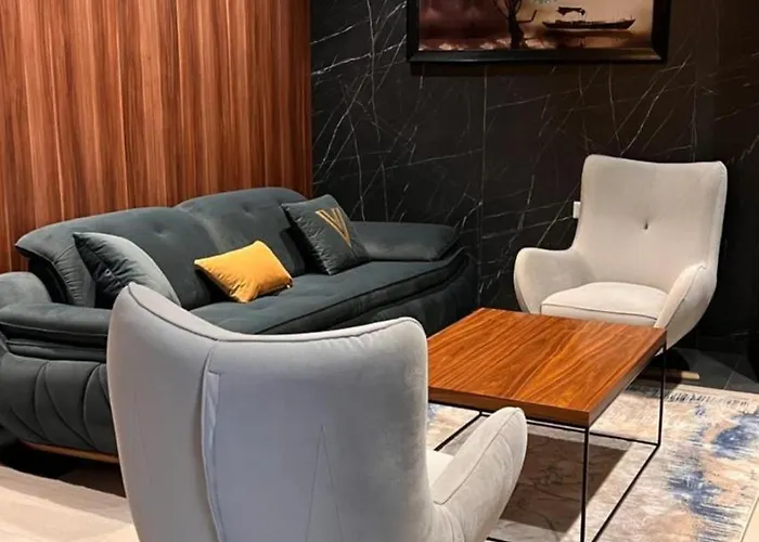 Emrovic Raj Hotel 4*